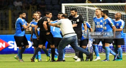 بالفيديو.. اعتداء "همجي" من لاعبي الفيصلي على نورالدين.. وجماهير الترجي تؤمن خروجه 